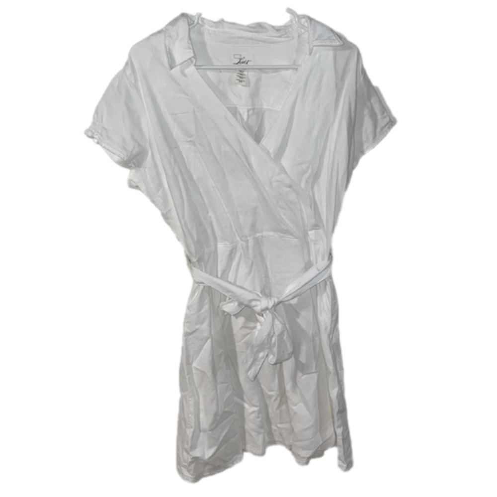 White V-neck dress with adjustable belt and In perfect condition